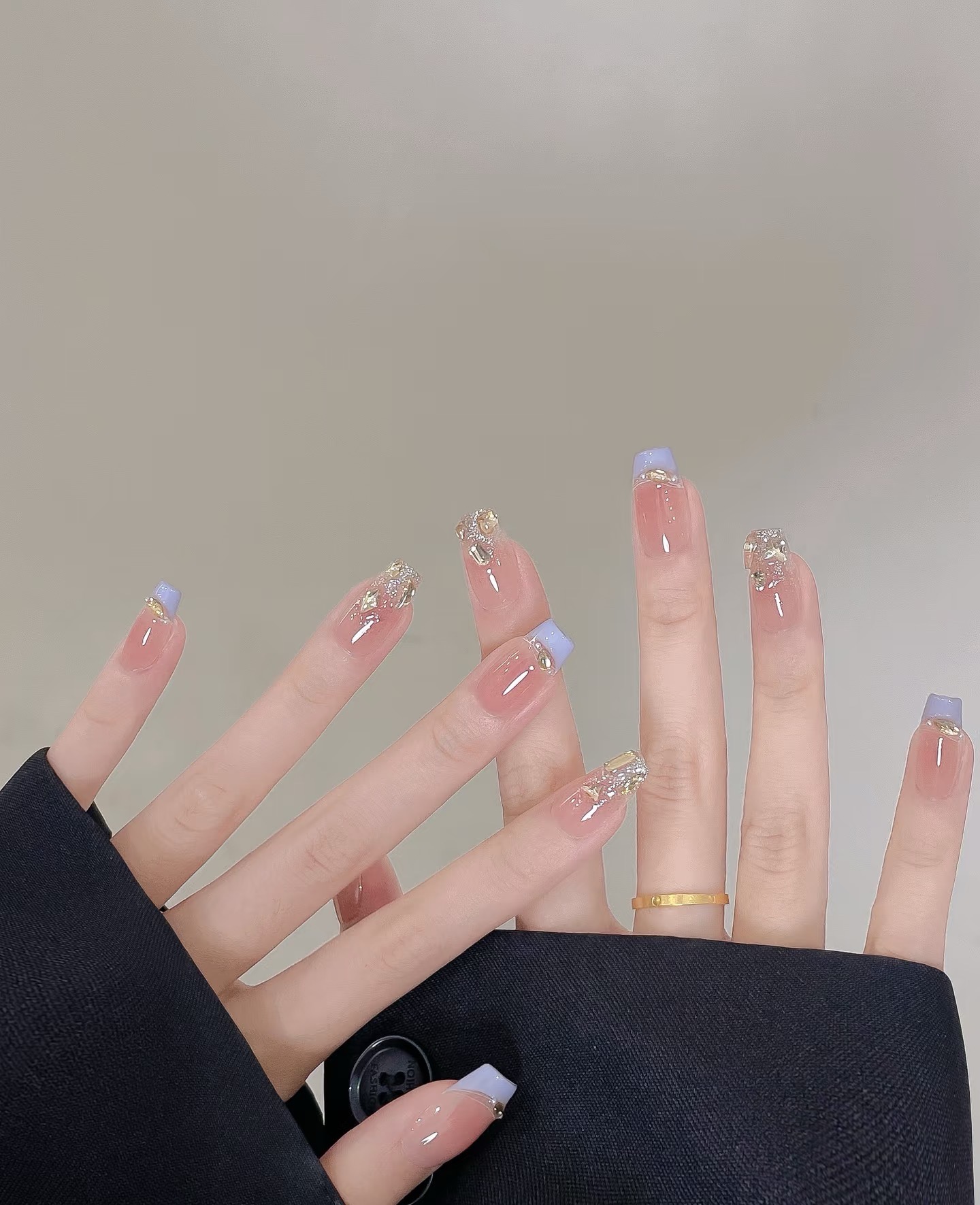 French manicure e dettagli brillanti sulle unghie